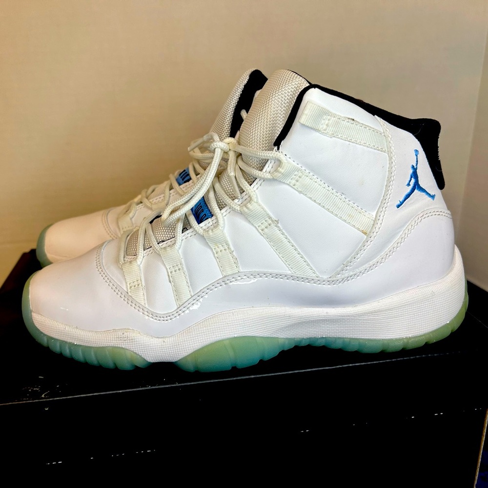 Retro Sneaker - “Legends” 🤍  Air Jordan 6.5Y